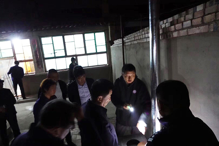 深夜考察的副本.jpg