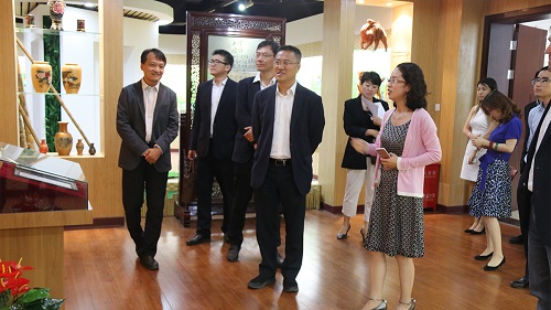 参观1.jpg